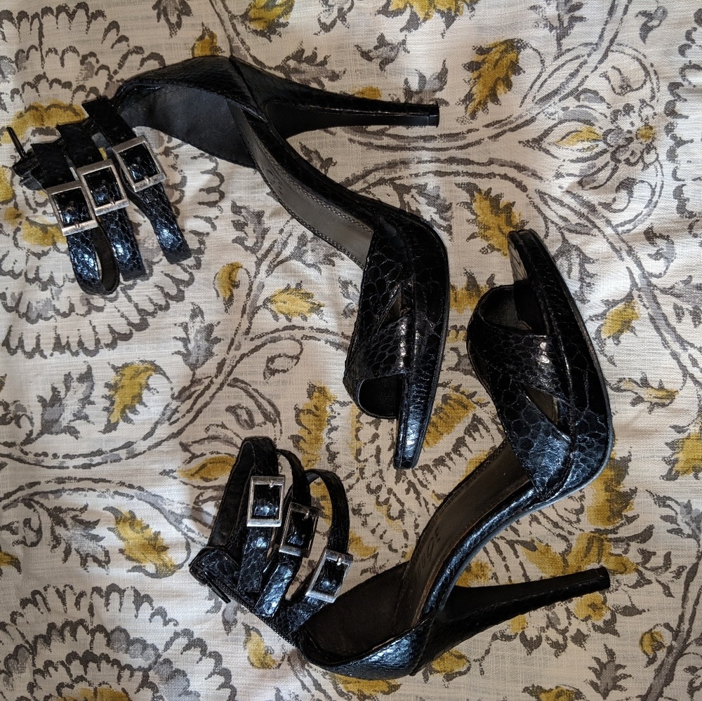 Open toe heeled buckeled sandal